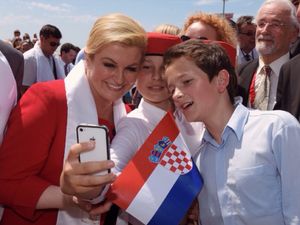Potret Keceriaan Presiden Kroasia di Tengah Anak-anak