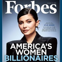 Tahun 2019, ia dinobatkan sebagai miliarder termuda versi Forbes berkat kesuksesan Kylie Cosmetics. Namun, Kylie juga mengakui beberapa penyesalan dalam keputusan melakukan prosedur estetika. Foto: dok. kylie cosmetics