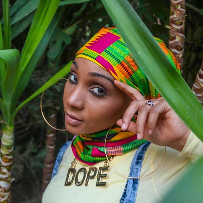 Pelantun lagu rap My Girls Rock ini memang tidak menutup auratnya dengan sempurna, kadang-kadang masih terlihat leher hingga telinga. Salah satu khasnya adalah turban dengan anting super besar.  Foto: Instagram/AliaSharieef