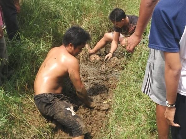 Geger Bangkit dari Kubur, Susanto Ditimbun Warga karena Tersetrum Geger Bangkit dari Kubur, Susanto Ditimbun Warga karena Tersetrum