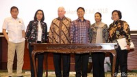 Pemerintah melalui Kementerian Keuangan sore ini menggelar acara penandatanganan Head of Agreement (HoA) dengan PT Freeport Indonesia (PTFI) dalam rangka pengambilalihan saham. Acara penandatanganan ini menjadi tanda bahwa telah tercapai proses pengambilalihan saham Freeport Indonesia hingga 51%.