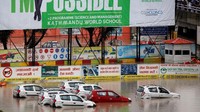Mobil-mobil terendam akibat banjir. Navesh Chitrakar/Reuters.