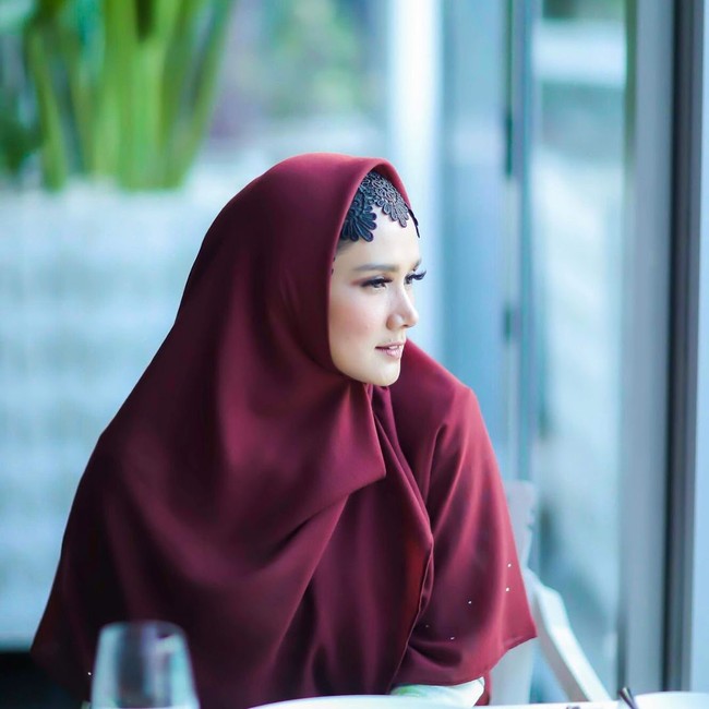 Ciput renda yang Mulan kenakan terbilang baru di dunia fashion hijab. Bentuk ciput itu menyerupai ‘paes’, riasan pengantin Jawa berupa lengkungan di dahi yang punya filosofi di setiap detailnya. Foto: Agung Wibowo