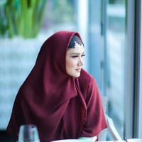 Ciput renda yang Mulan kenakan terbilang baru di dunia fashion hijab. Bentuk ciput itu menyerupai ‘paes’, riasan pengantin Jawa berupa lengkungan di dahi yang punya filosofi di setiap detailnya. Foto: Agung Wibowo