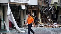 Ledakan di ruko tersebut terjadi sekitar pukul 04.30 WIB. Dua orang mengalami luka-luka akibat ledakan.