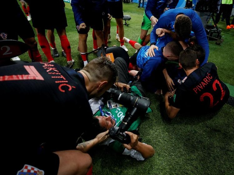 Ups! Pemain-Pemain Kroasia Tindih Fotografer Saat Rayakan Gol Kemenangan