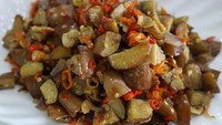 Ini dia tumis jengkol yang bisa bikin bibir dower! Jengkolnya ditumis dengan irisan cabe rawit merah. Foto: Instagram bungakitchen99