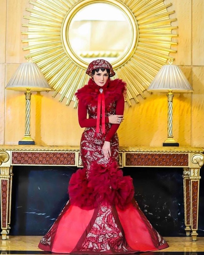 Ciput renda dengan bentuk paes memberikan kesan ‘glamor’ pada wajah. Jika ingin memakai ciput mirip Mulan Jameela ini, sepertinya para hijabers harus menyesuaikan dengan acara yang akan dihadiri. Foto: Agung Wibowo