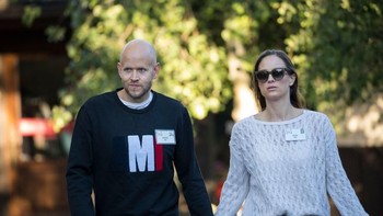 Daniel datang bersama istrinya, Sofia Levander. Foto: Getty Images