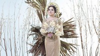 Tidak hanya foto prewedding dengan adat pinang, Tasya Kamila dan Rendi Bachtiar juga menikah dengan adat pinang. Foto: Dok. Instagram/tasyakamila