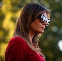 Ibu Negara Amerika Serikat (AS) Melania Trump identik dengan panampilannya yang elegan. Kendati begitu, ia tak ragu untuk memainkan gayanya dengan sesuatu yang jenaka. Seperti yang Melania lakukan saat hendak bertolak ke Belgia bersama Donald Trump baru-baru ini. (Foto: Getty Images)