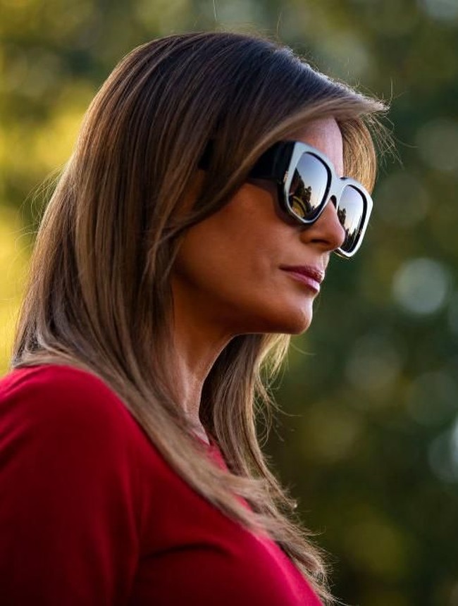Ibu Negara Amerika Serikat (AS) Melania Trump identik dengan panampilannya yang elegan. Kendati begitu, ia tak ragu untuk memainkan gayanya dengan sesuatu yang jenaka. Seperti yang Melania lakukan saat hendak bertolak ke Belgia bersama Donald Trump baru-baru ini. (Foto: Getty Images)