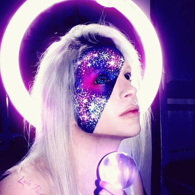 Luis Pardon pun pernah bereksperimen dengan prosedur untuk mengubah warna matanya yang awalnya cokelat menjadi ungu. Aku ingin punya mata ungu seperti para elf tapi yang aku dapatkan malah abu-abu tua dan aku tidak suka sama sekali, tutur Luis yang kini mengandalkan lensa kontak untuk tampilan fantasinya. Foto: Instagram @luispadron.elf