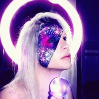 Luis Pardon pun pernah bereksperimen dengan prosedur untuk mengubah warna matanya yang awalnya cokelat menjadi ungu. Aku ingin punya mata ungu seperti para elf tapi yang aku dapatkan malah abu-abu tua dan aku tidak suka sama sekali, tutur Luis yang kini mengandalkan lensa kontak untuk tampilan fantasinya. Foto: Instagram @luispadron.elf