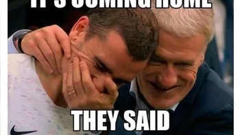 Didier Deschamps digambarkan tertawa mendengar its coming home tak jadi kenyataan. Foto: Internet