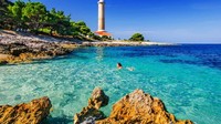 Kawasan pesisir Laut Adriatic memiliki hamparan pantai yang eksotis. Seperti di wilayah Dugi Otok, air lautnya jernih dan punya menara mercusuar setinggi 42 meter (CNN Travel)