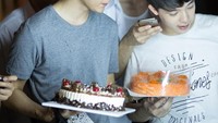 Siapa yang ulang tahun ya? Suradet membawakan cake sashimi salmon yang menggiurkan. Foto: Instagram @bbasjtr