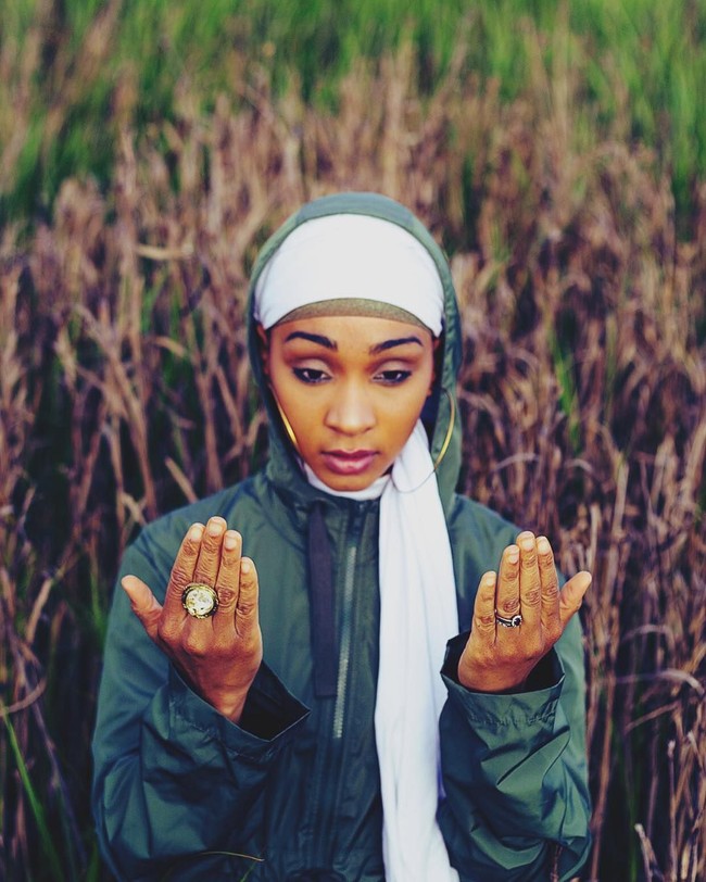 Hingga kini, penampilan alia Sharrief tak lepas dari pro-kontra. Banyak yang menilai penampilannya terlalu seksi, turban yang dipakainya bukan hijab, hingga musik yang dibawakannya tidak Islami. Namun, ia masih konsisten berkarya hingga saat ini. Foto: Instagram/AliaSharieef