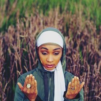 Hingga kini, penampilan alia Sharrief tak lepas dari pro-kontra. Banyak yang menilai penampilannya terlalu seksi, turban yang dipakainya bukan hijab, hingga musik yang dibawakannya tidak Islami. Namun, ia masih konsisten berkarya hingga saat ini. Foto: Instagram/AliaSharieef