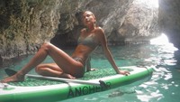 Ini momen liburan Hailey di Jamaika beberapa waktu lalu. Ia tampak begitu menikmati liburan sambil santai di atas paddle board (haileybaldwin/Instagram)