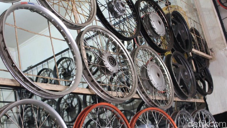 Ilustrasi pelek motor jari-jari dan palang Foto: Khairul Imam Ghozali Ilustrasi pelek motor jari-jari dan palang Foto: Khairul Imam Ghozali
