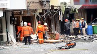 Polisi melakukan olah tempat kejadian perkara (TKP) di kantor konsultan di Ruko Grand Wijaya Center.