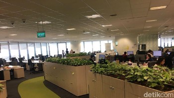 Warna abu yang dipadukan warna hijau ditambah luasnya kantor, membuat suasana kerja tidak sumpek. Foto: detikINET/Agus Tri Haryanto