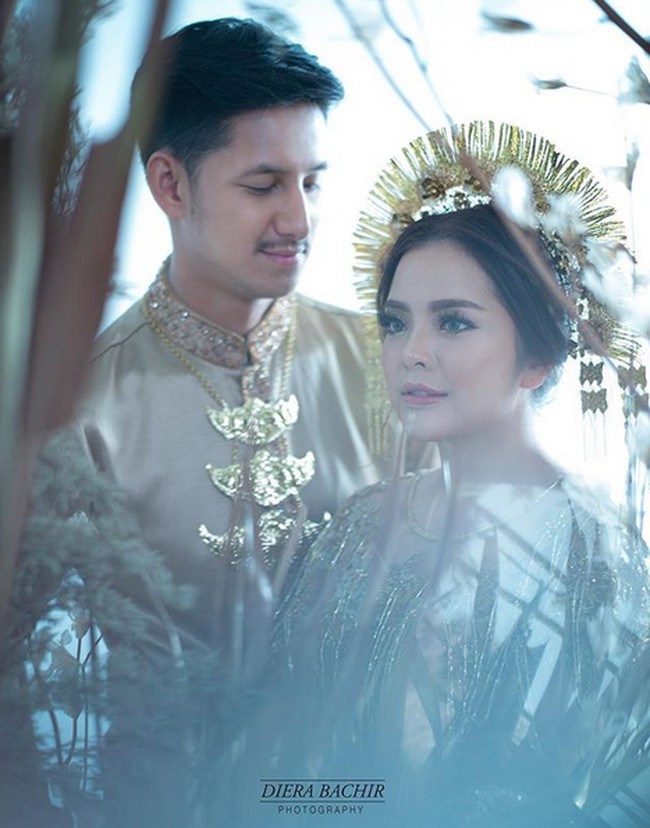 Tasya Kamila dan Randi Bachtiar juga memilih adat Minangkabau untuk foto prewedding mereka. Tasya tampak cantik dengan balutan busana khas Minang lengkap dengan hiasan di kepalanya. Foto: Dok. Instagram.