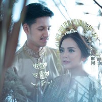 Tasya Kamila dan Randi Bachtiar juga memilih adat Minangkabau untuk foto prewedding mereka. Tasya tampak cantik dengan balutan busana khas Minang lengkap dengan hiasan di kepalanya. Foto: Dok. Instagram.
