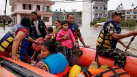Genangan air yang semakin meninggi membuat warga di kota Bhaktapur, Nepal dievakuasi menggunakan perahu karet oleh tim penyelamat.  Navesh Chitrakar/Reuters.