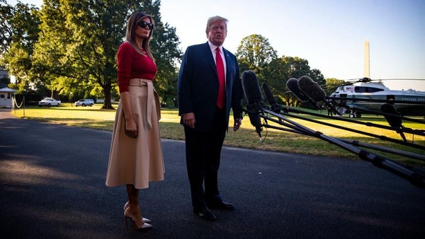 Foto: Melania Trump Elegan Pakai Sepatu dari Kantong Kertas Bekas