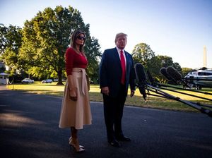Foto: Melania Trump Elegan Pakai Sepatu dari Kantong Kertas Bekas
