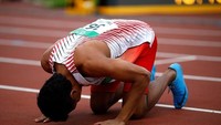 Sujud syukur pun dilakukan Lalu usai ia berhasil finish menjadi yang tercepat dalam kejuaran atletik dunia tersebut. Istimewa/Charlie Crowhurst/Getty Images.