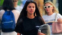 Tidak hanya itu di bajunya sebelah kanan terlihat tulisan bewarna putih. Netizen berpikir itu untuk sang mantan, Justin Bieber. Foto: Dok. Instagram//selenadreamerss
