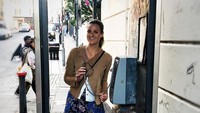 Kalau di Inggris terkenal dengan kotak telepon umum berwarna merah, Sara malah asyik berfoto dengan kotak telepon umum rusak di Brighton (johsara/Instagram)