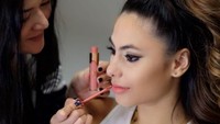Valerie merilis lipstik cair bermerek Val dan kerap dibandingkan dengan milik Aurel. Dok. Instagram/valerieethomas