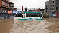 Di beberapa kota lainnya, hujan lebat yang terus mengguyur menyebabkan banjir dan tanah longsor yang menghancurkan jalur komunikasi. Navesh Chitrakar/Reuters.