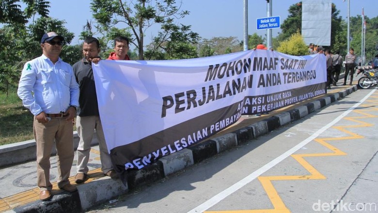 Massa Sub Kontraktor PT Wika Demo Tagih Pembayaran Proyek Tol Soroja Massa Sub Kontraktor PT Wika Demo Tagih Pembayaran Proyek Tol Soroja