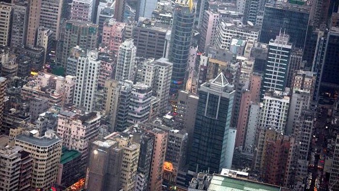 Beberapa kota ini dianggap sebagai kota paling sibuk di dunia. Hal itu karena berbagai kegiatan tak pernah henti dilakukan baik dalam hal ekonomi maupun hiburan.