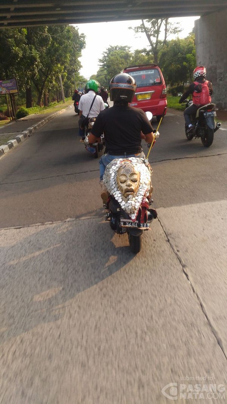 Motor dengan hiasan uang koin. Foto: SYARIFUDIN/Pasangmata Motor dengan hiasan uang koin. Foto: SYARIFUDIN/Pasangmata