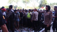 Dalam antrean itu, muncul kejadian tak diinginkan. Empat penonton pingsan. Mereka kelelahan karena terlalu lama dalam menunggu antrian.