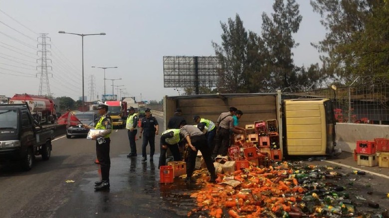Truk Bawa Saus Terguling di Tol Wiyoto Wiyono karena Pecah Ban Truk Bawa Saus Terguling di Tol Wiyoto Wiyono karena Pecah Ban