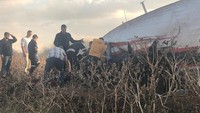 Sejauh ini dilaporkan dua orang tewas dalam kecelakan pesawat Convair-340 tersebut yang terjadi hari Selasa (12/7). (Foto: Dok. ER24 /via REUTERS)