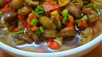 Jengkol pedas ini punya kuah bening kekuningan. Kira-kira itu minyak atau memang kuah khsusus, ya? Foto: Instagram kulinerkotajakarta