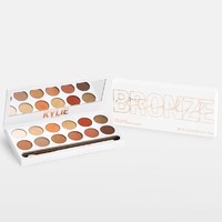 Tak puas hanya meluncurkan lipstik cair bertekstur matte, Kylie Jenner juga meluncurkan eyeshadow palette. Seperti produk bibir, eyeshadow palette juga laris manis dan sering sold out. Foto: Dok. Kylie Cosmetics