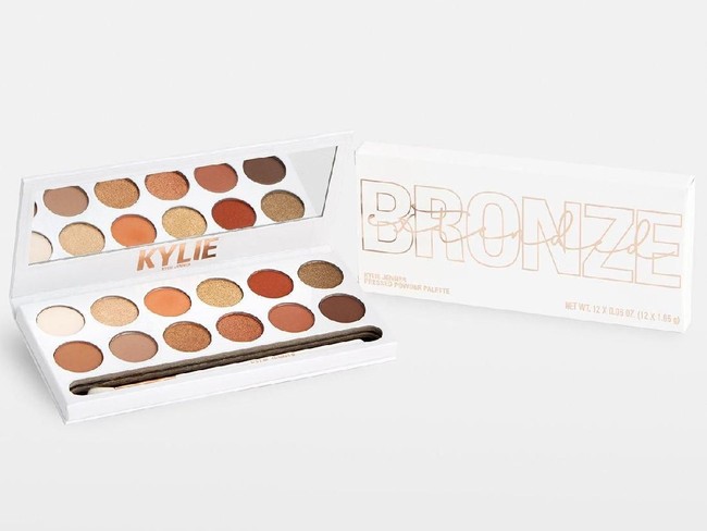 Tak puas hanya meluncurkan lipstik cair bertekstur matte, Kylie Jenner juga meluncurkan eyeshadow palette. Seperti produk bibir, eyeshadow palette juga laris manis dan sering sold out. Foto: Dok. Kylie Cosmetics