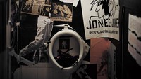 Interior toilet dari museum ini pun dibiarkan begitu saja. Toilet dan wastafel membuat museum ini makin terlihat eksentrik (thepunkmuseum.is)