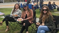 Wanita cantik berusia 28 tahun ini, memang tinggal di Amerika. Ini gaya santainya menikmati makan siang di pinggir lapangan brsama teman-temannya. Foto: Instagram @keziatoemion