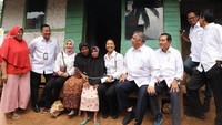 Menteri BUMN, Rini M. Soemarno mengunjungi warga kurang mampu di Kabupaten Tasikmalaya. Dok. PLN.
