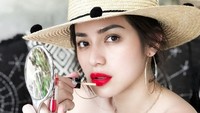 Jedar mengeluarkan produk seperti lipstik cair hingga BB Cushion. Dok. Instagram/inijedar